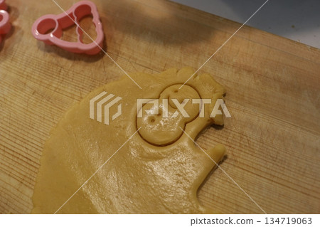 雙手用餅乾模具切割麵團，製作甜點的瞬間 134719063