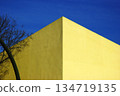 A flat composition made up of the blue of Madrid's sky and the yellow of its buildings 134719135