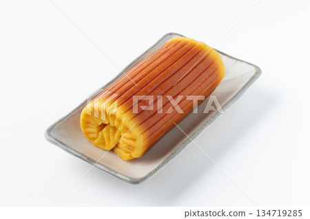 一整捲伊達捲放在白色背景上的盤子裡 134719285