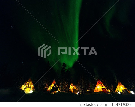 冬季在加拿大耶洛奈夫大奴湖畔觀賞 4 級極光 134719322
