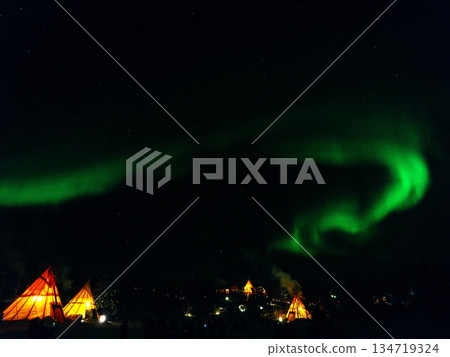 Viewing the level 4 aurora from the shores of Great Slave Lake in Yellowknife, Canada in winter 134719324