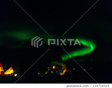 冬季在加拿大耶洛奈夫大奴湖畔觀賞 4 級極光 134719325