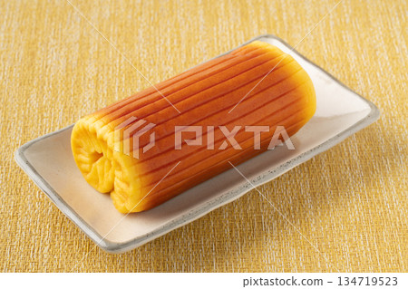 一整捲伊達捲放在盤子裡 134719523