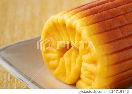 盤子上整捲伊達卷的邊緣特寫 134719543