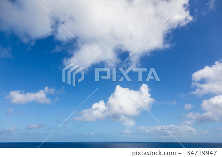 沖繩萬座毛的蔚藍天空與壯麗海景 134719947