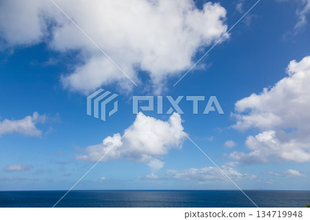 沖繩萬座毛的蔚藍天空與壯麗海景 134719948