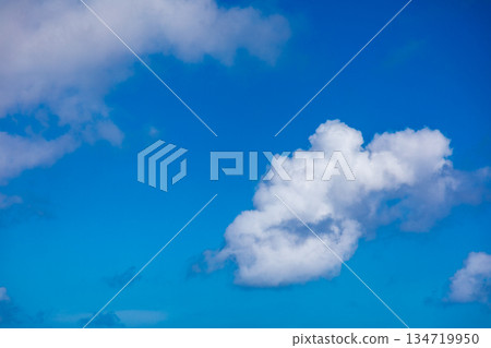 沖繩萬座毛的蔚藍天空與壯麗海景 134719950