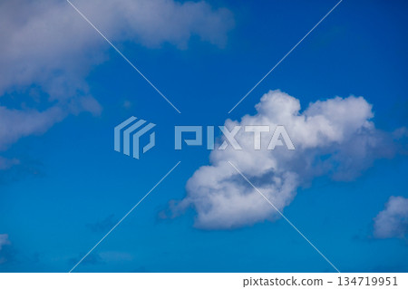 沖繩萬座毛的蔚藍天空與壯麗海景 134719951