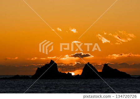 真鶴三石與旭日神秘的海景剪影 真鶴三石與旭日神秘的海景剪影 134720726