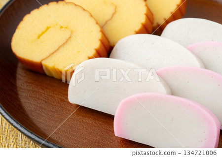 精美擺盤的伊達捲和紅白相間的魚板的特寫鏡頭 134721006