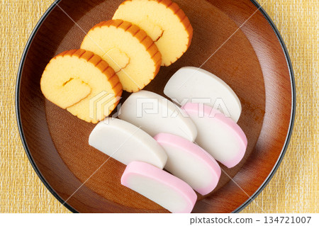 精美擺盤的伊達捲和紅白相間的魚板的特寫鏡頭 精美擺盤的伊達捲和紅白相間的魚板的特寫鏡頭 134721007