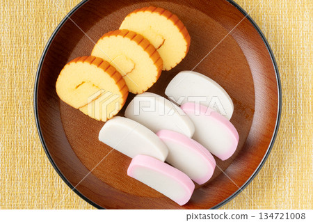 精美擺盤的伊達捲和紅白相間的魚板的特寫鏡頭 精美擺盤的伊達捲和紅白相間的魚板的特寫鏡頭 134721008