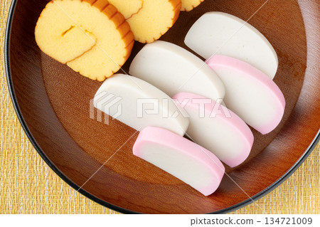 精美擺盤的伊達捲和紅白相間的魚板的特寫鏡頭 精美擺盤的伊達捲和紅白相間的魚板的特寫鏡頭 134721009