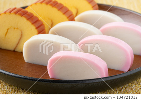 A close-up of beautifully presented datemaki and red and white kamaboko 134721012