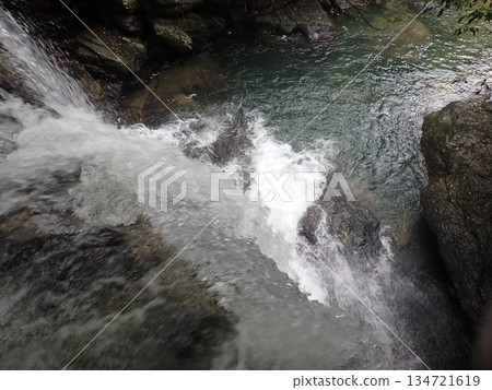 沖繩比治瀑布，位於沖繩縣北國頭村，瀑布，負離子 134721619