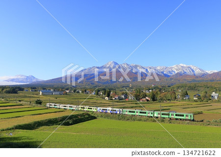 Autumn leaves on the Myoko Haneuma Line and the first snow on Mt. Myoko 134721622