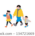 父母與孩子並肩行走的插圖素材 134721669