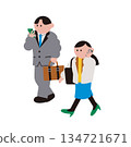 商務人士並肩行走的插畫素材 134721671
