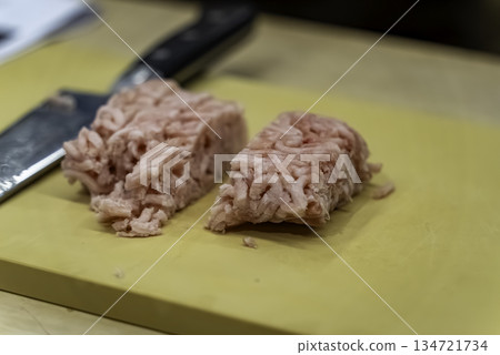 將肉餡切碎 將肉餡切碎 134721734