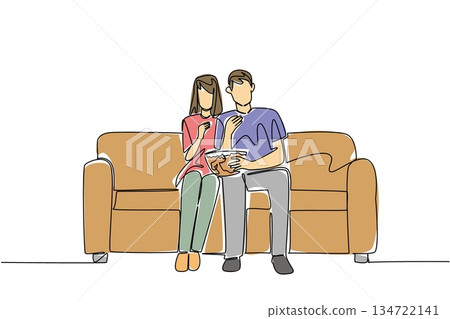 Continuous line drawing of couple sitting on couch, sharing bowl of popcorn on National Movie Night and engrossed in movie, symbolizing cozy entertainment and shared leisure. Enjoying a cozy date 134722141