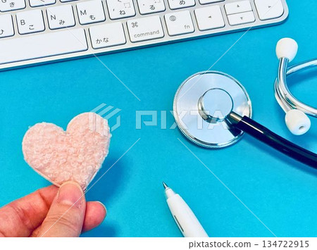 線上醫療諮詢（心臟、聽診器、電腦） 134722915