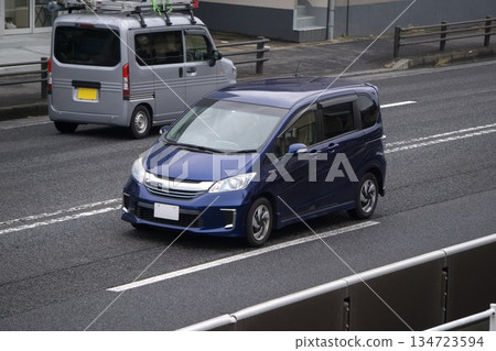 緊湊型小型貨車在路上行駛 緊湊型小型貨車在路上行駛 134723594