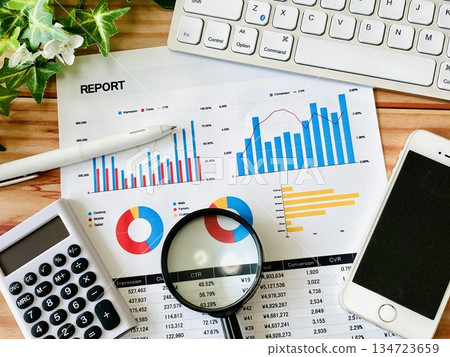 商務文件、放大鏡、智慧型手機、電腦和計算器 134723659