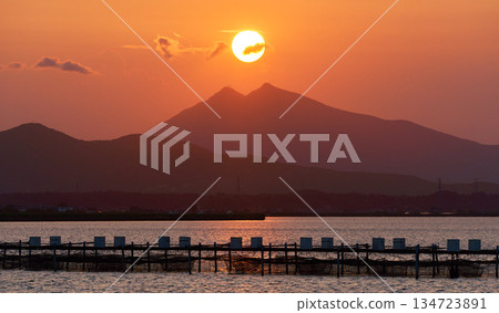 黃昏時從霞浦湖看到的筑波山和山頂的太陽 134723891