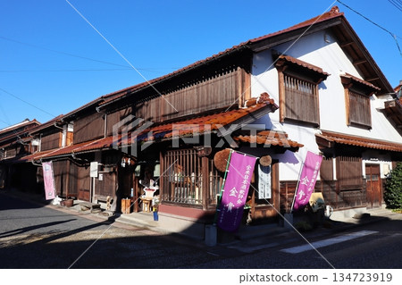 Kurayoshi, white walls, red roof tiles Kurayoshi, white walls, red roof tiles 134723919