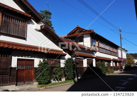 Kurayoshi, white walls, red roof tiles 134723920