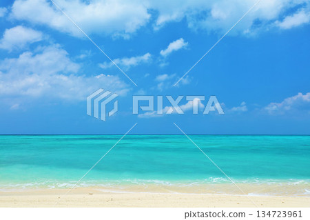 沖繩夏日的藍天和池間島的大海 134723961