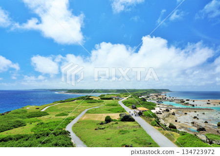 沖繩、宮古島、東平安名崎的藍天大海 沖繩、宮古島、東平安名崎的藍天大海 134723972