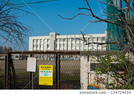 松原第六初中教學大樓和大型鐘樓在藍天下顯得格外醒目,前景中一塊鏽跡斑斑的指定避難所標誌牌清晰可見。 松原第六初中教學大樓和大型鐘樓在藍天下顯得格外醒目,前景中一塊鏽跡斑斑的指定避難所標誌牌清晰可見。 134724059