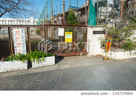 The severely corroded south gate of Matsubara Sixth Junior High School and exposed rebar due to peeling concrete The severely corroded south gate of Matsubara Sixth Junior High School and exposed rebar due to peeling concrete 134724060
