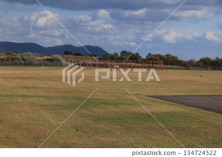 機場 跑道 草原 134724522