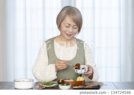 Senior woman making lunch in the kitchen 134724586