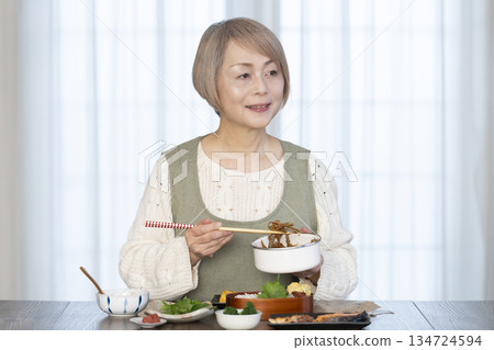 Senior woman making lunch in the kitchen 134724594