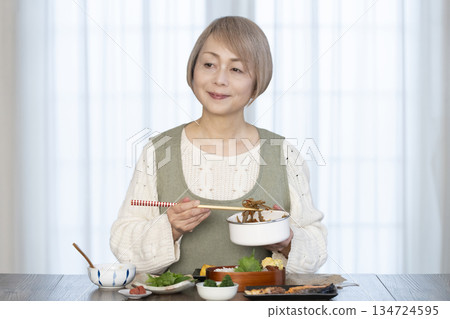 Senior woman making lunch in the kitchen Senior woman making lunch in the kitchen 134724595
