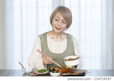 Senior woman making lunch in the kitchen 134724597