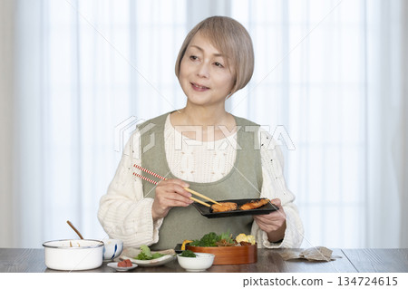 Senior woman making lunch in the kitchen 134724615