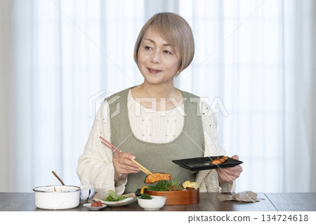 一位老婦人在廚房做午餐 134724618