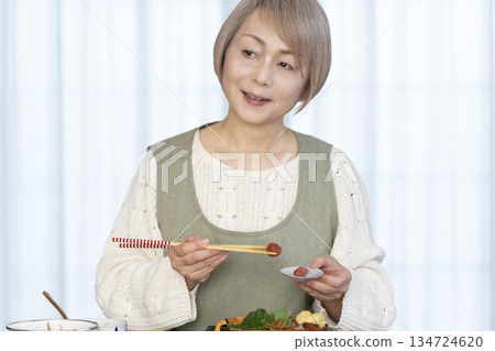 一位老婦人在廚房做午餐 134724620