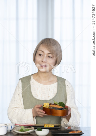 一位老婦人在廚房做午餐 134724627