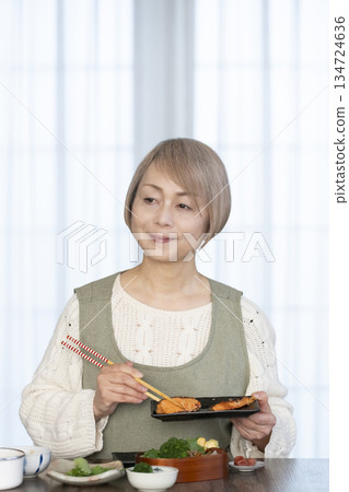 一位老婦人在廚房做午餐 134724636