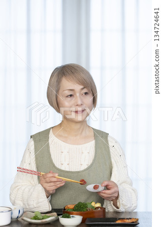 一位老婦人在廚房做午餐 一位老婦人在廚房做午餐 134724641