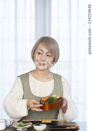 Senior woman making lunch in the kitchen Senior woman making lunch in the kitchen 134724646