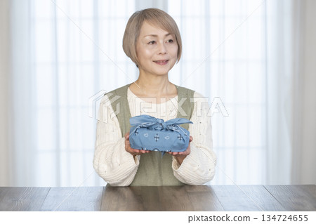 Senior woman making lunch in the kitchen Senior woman making lunch in the kitchen 134724655