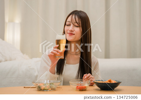 年輕的亞洲女性在家中臥室喝酒（啤酒、在家喝酒、飲酒習慣） 134725006