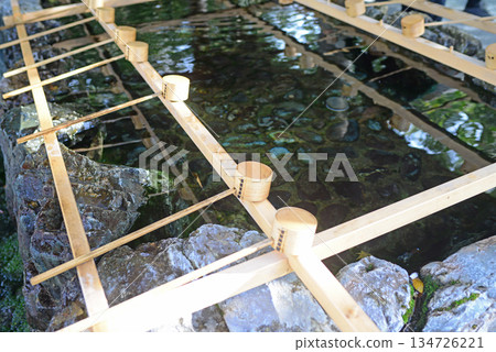 伊勢神宮二期內殿入口處的淨身池(Chozuya)。 伊勢神宮二期內殿入口處的淨身池(Chozuya)。 134726221