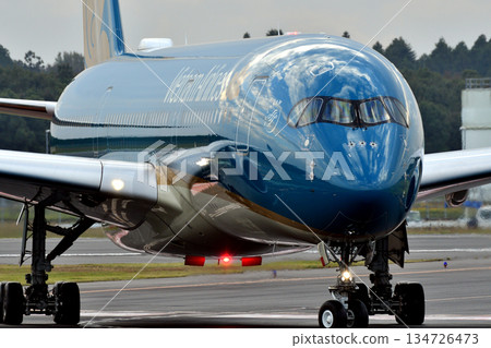 越航成田A350-900客機在成田機場滑行 134726473